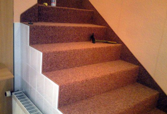 Teppichbodenverlegung auf Treppe