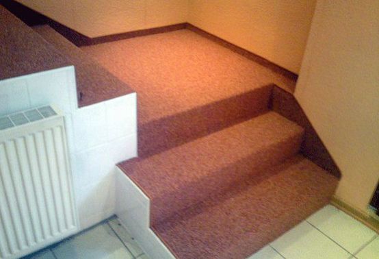 Teppichbodenverlegung auf Treppe